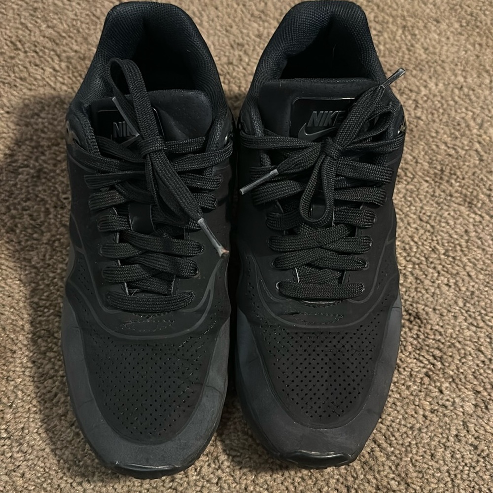 Women’s black Air max Nike